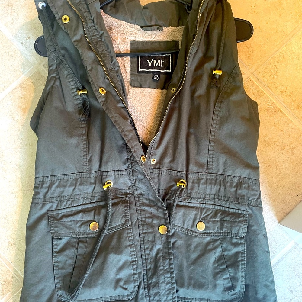 Arm green vest, fur lined, with hood, and draw strings